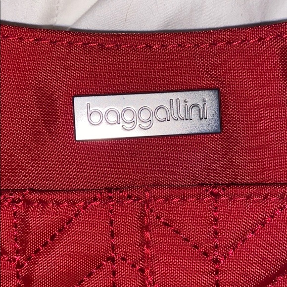 red cross bag from baggallini. - Picture 3 of 6
